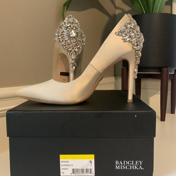 Badgley Mischka Women's Gorgeous Dress Pump - Picture 13 of 15